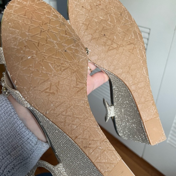 LAST CHANCE Like NEW Badgley Mischka wedge special occasion heels wedding 8 gold - Picture 4 of 5